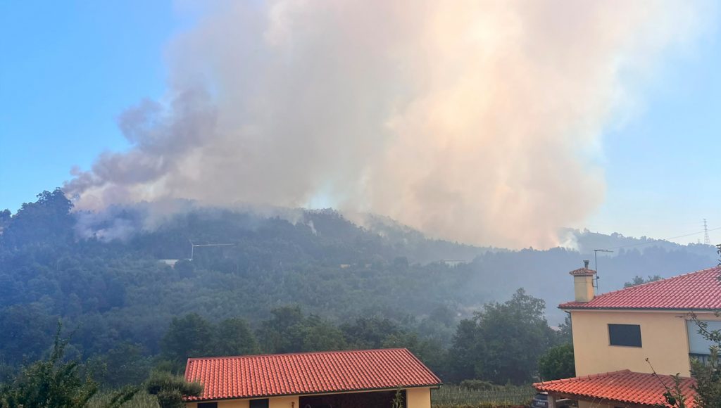 Fogo de grandes dimensões ativo em Duas Igrejas, Penafiel 1 incendio