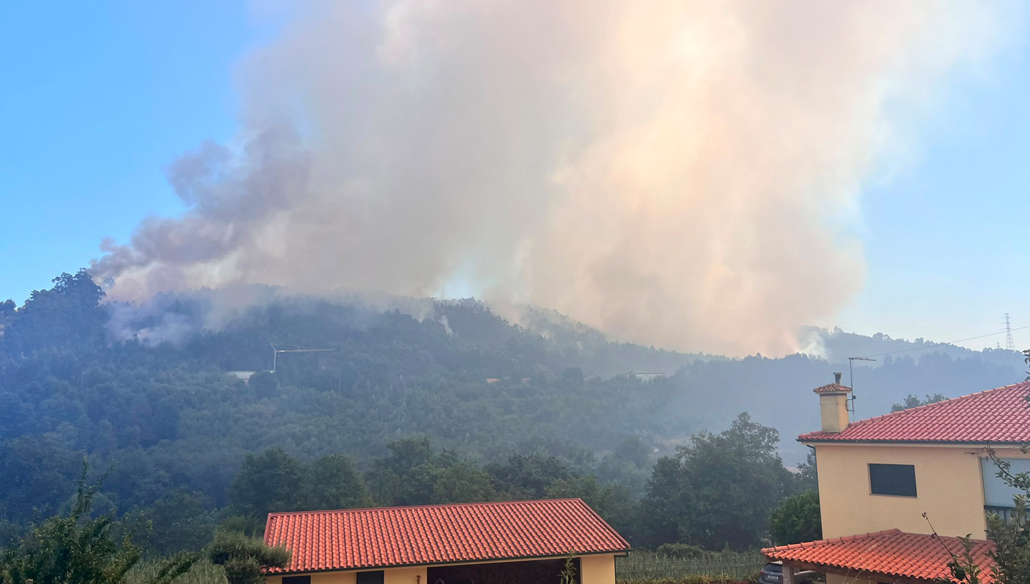 Fogo de grandes dimensões ativo em Duas Igrejas, Penafiel 3 incendio