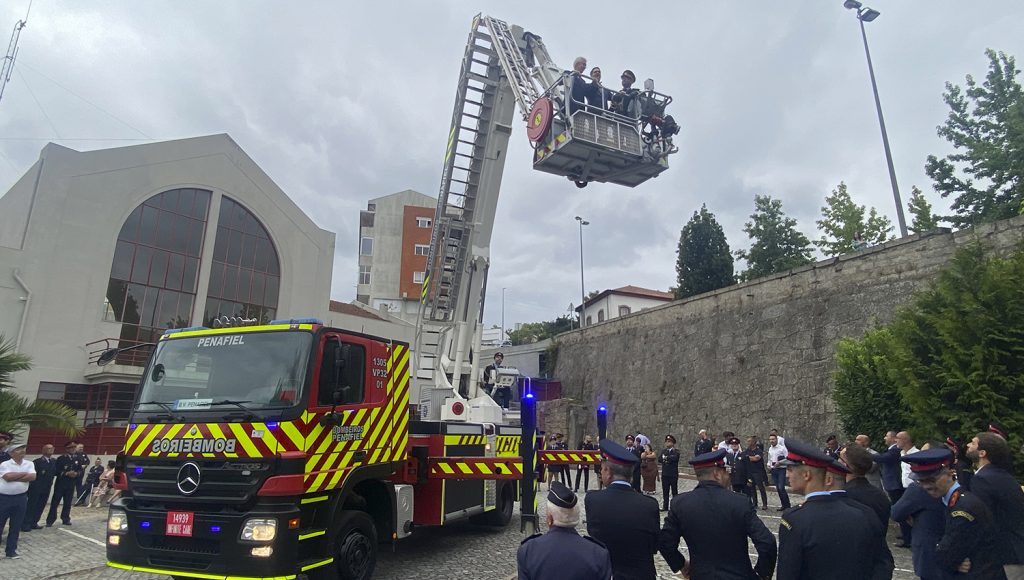 Plataforma elevatória, duas ambulâncias e um drone para os Bombeiros de Penafiel em dia de aniversário 1 plataforma