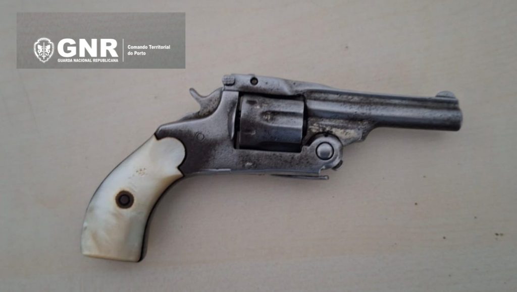 Homem de 68 anos detido por exibir arma ilegal na via pública 1 arma