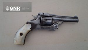 Homem de 68 anos detido por exibir arma ilegal na via pública 3 arma