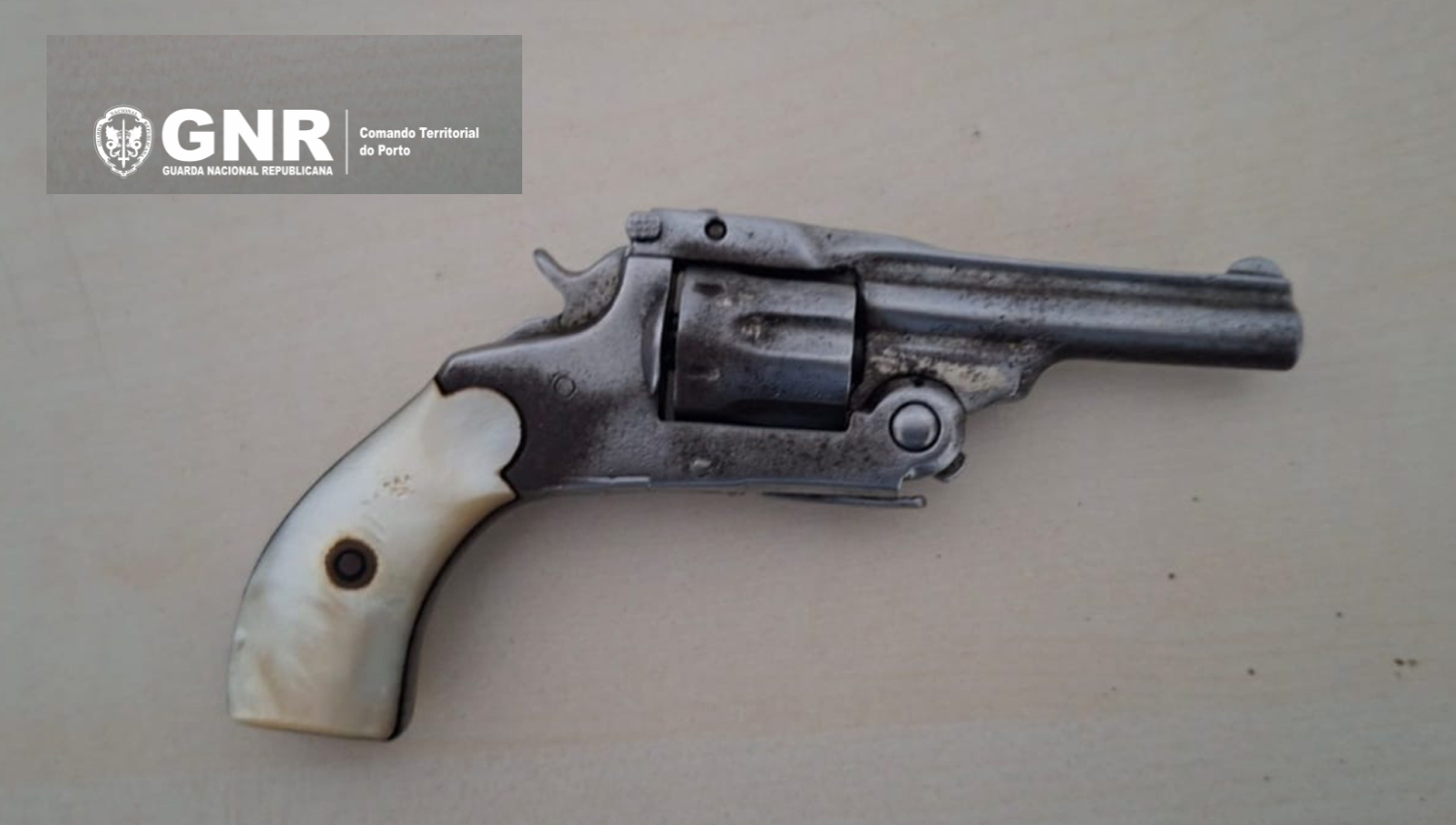 Homem de 68 anos detido por exibir arma ilegal na via pública 3 arma