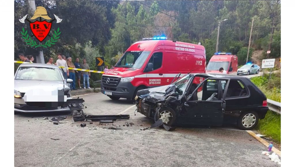 Colisão entre dois ligeiros em Sebolido faz sete feridos ligeiros, incluindo duas crianças 1 BombeirosEntreosRios2