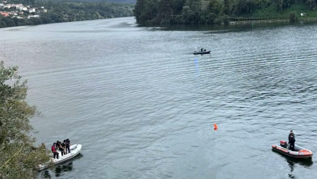 Buscas no rio Douro retomadas hoje para retirar viatura e descartar mais vítimas 1 BombeirosEntreosrios