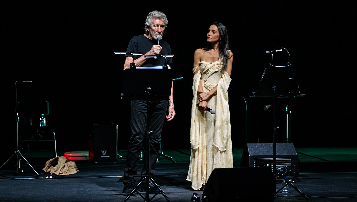 Roger Waters e Mona Miari juntam-se em Penafiel para atuação histórica no Escritaria 3 RogerWatersMonaMiari1