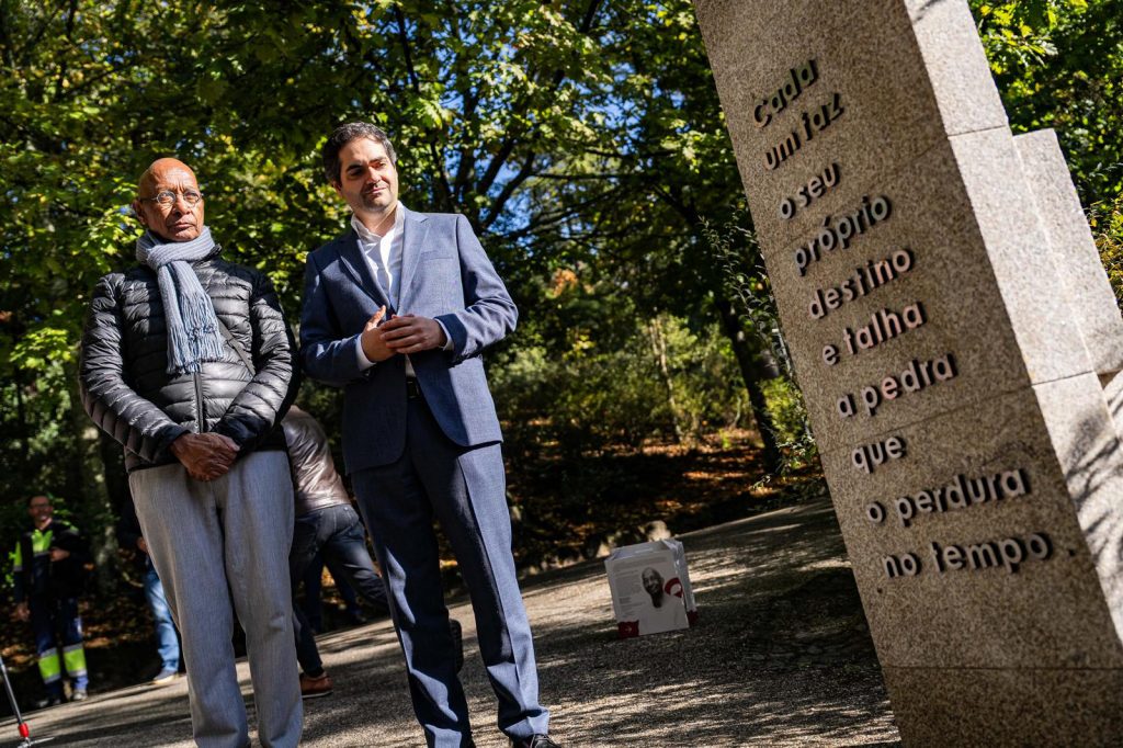 “Cada um faz o seu próprio destino e talha a pedra que o perdura no tempo” - Luís Cardoso eternizado em Penafiel na 19.ª Escritaria 4 frase